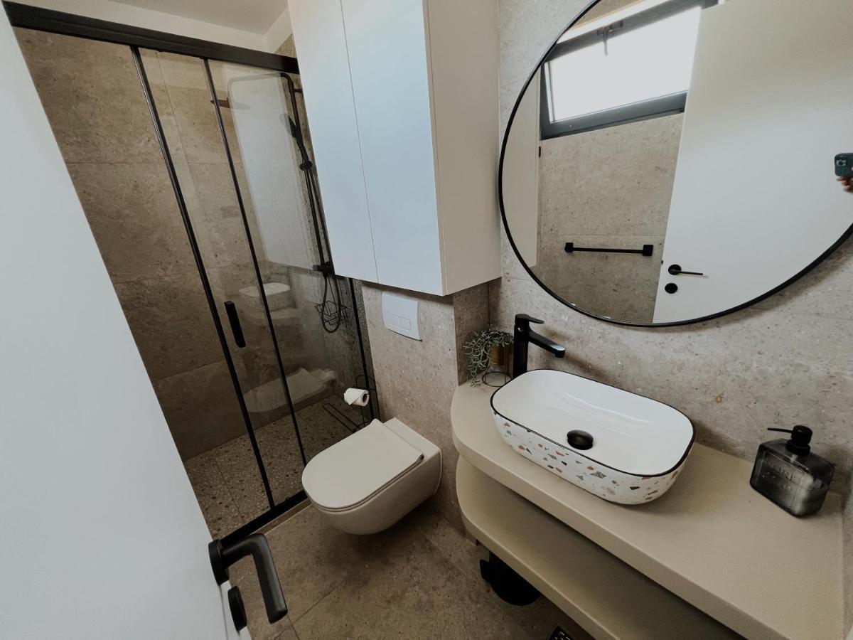 Dawn & Dusk - Modern Two Bedroom Apartment With Mountain Views Čilipi Kültér fotó
