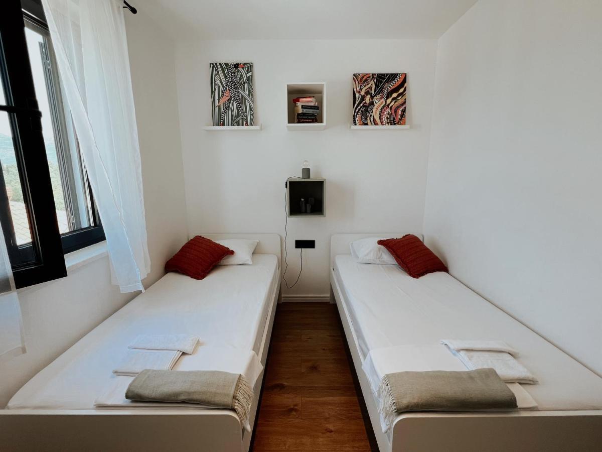Dawn & Dusk - Modern Two Bedroom Apartment With Mountain Views Čilipi Kültér fotó