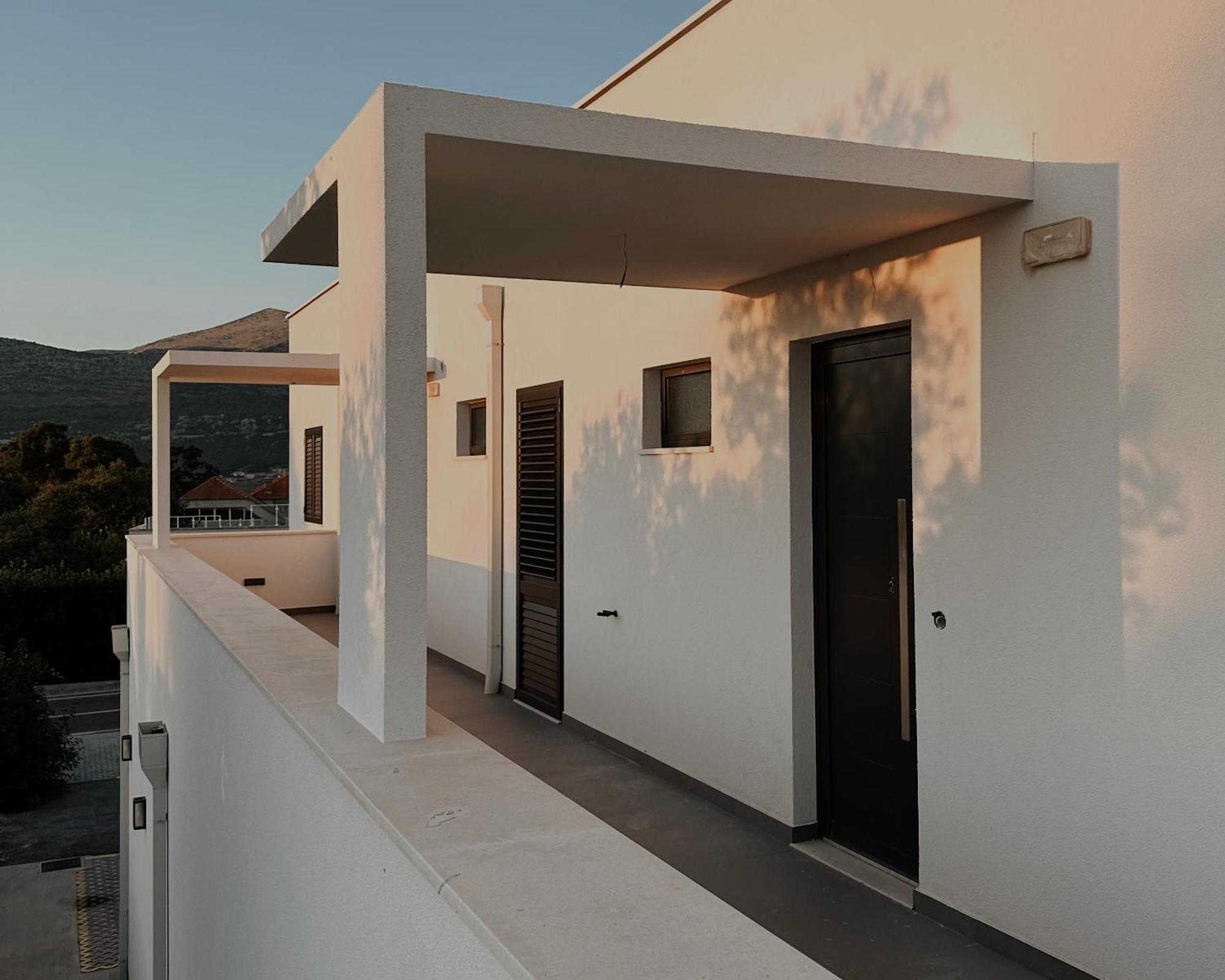 Dawn & Dusk - Modern Two Bedroom Apartment With Mountain Views Čilipi Kültér fotó